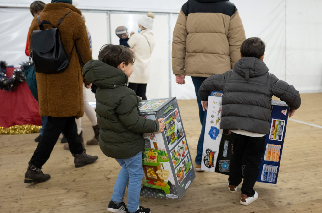 Moyens bénévoles. Arbre de Noël 2021 de la CMCAS Seine-Saint-Denis, remise des cadeaux aux enfants.