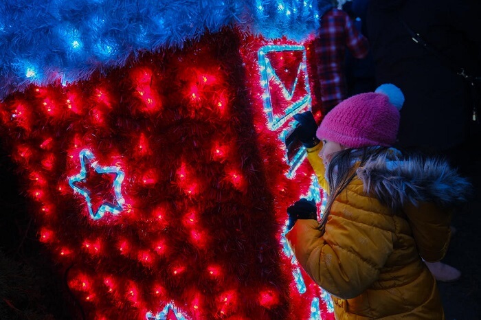 Enfant admirant les décorations du Village de Noël de la CMCAS Loire-Atlantique Vendée, les 17 et 18 décembre 2022 à Basse-Goulaine, près de Nantes.