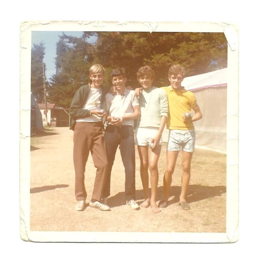 Quatre colons à Trégastel en 1969.