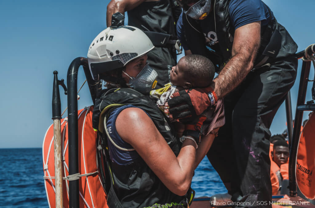 Août 2021 : l'Ocean Viking sauve 106 personnes dans les eaux maltaises. Le plus jeune survivant de l'embarcation de fortune a trois mois. 