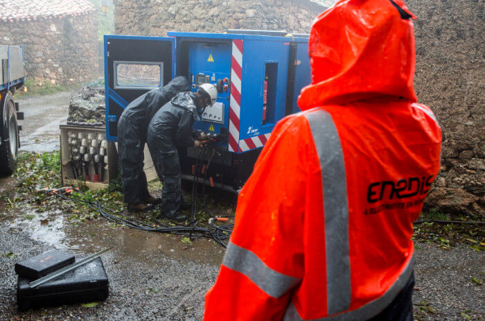 Dépannage des usagers privés d'électricité après une tempête en octobre 2018 dans l'Hérault.