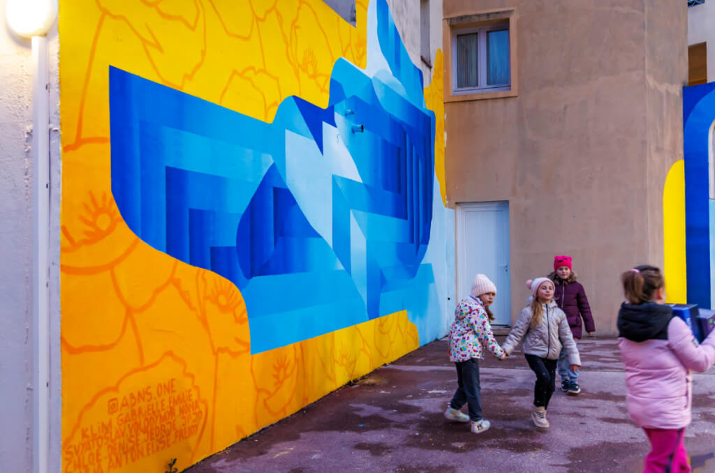Les murs de Tourves parés de bleu et jaune lors de la Journée de la solidarité, le 19 août 2022, où les bénéficiaires en vacances, les familles ukrainiennes réfugiées et les villageois étaient conviés.