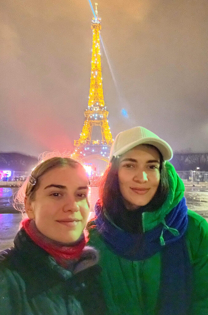 Sasha et Yana, étudiantes ukrainiennes réfugiées en France, ont été hébergées à la CCAS à Trégastel.