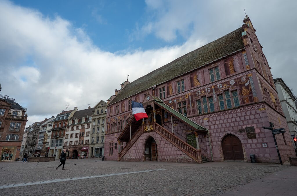 Musée historique de la ville, dans l'ancien Hôtel de Ville, depuis la rue mercière à Mulhouse.