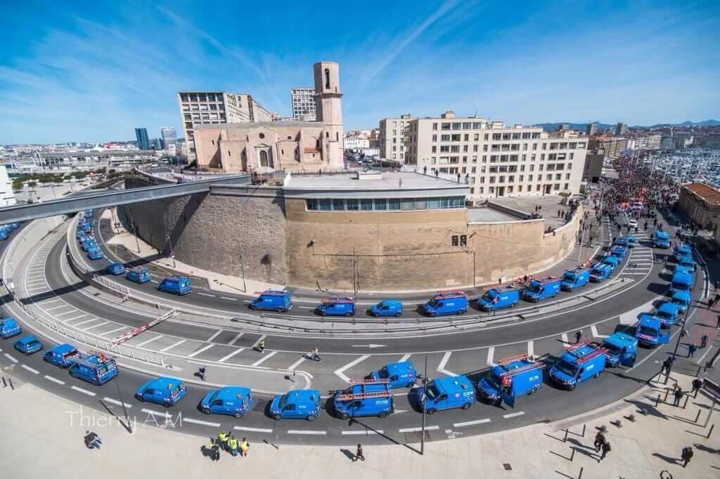 Train bleu de véhicules Enedis à Marseille, mars 2023