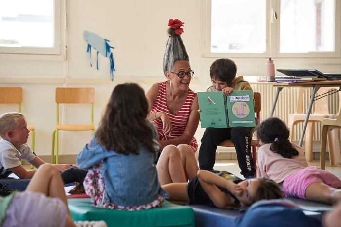 Rencontre culturelle CCAS en colo : lecture avec la comédienne Sylvie Vandier et sa Bibliomalle, Granville (Manche), juillet 2023.