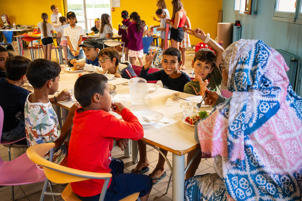 Les petits à table. Accueil d'enfants sahraouis et palestiniens à la colo d'Andernos-les-Bains, juillet 2023, CCAS.