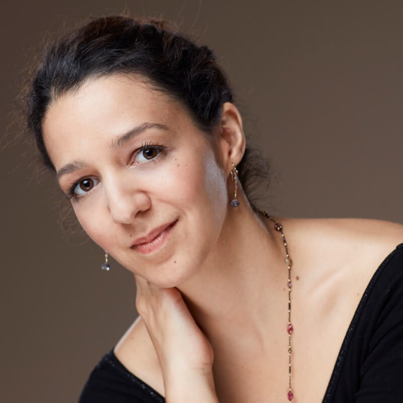 Concours Écrivain·es des IEG 2023 : Amina Lebdioui, alias Mina Namous, juriste chez Storengy (CMCAS Hauts-de-Seine) et autrice du roman "Amour, extérieur nuit".