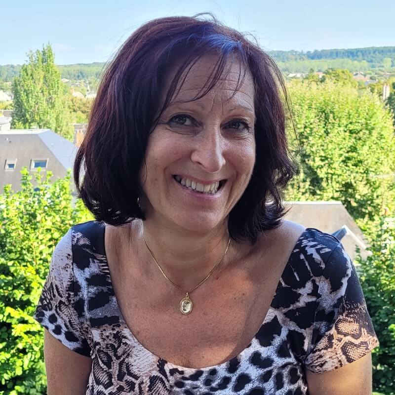 Concours Écrivain·es des IEG 2023 : Joséphine Huet, alias Adley J. Saunders, ayante droit de la CMCAS Tours-Blois, autrice du roman policier "Les pies qui chuchotent"