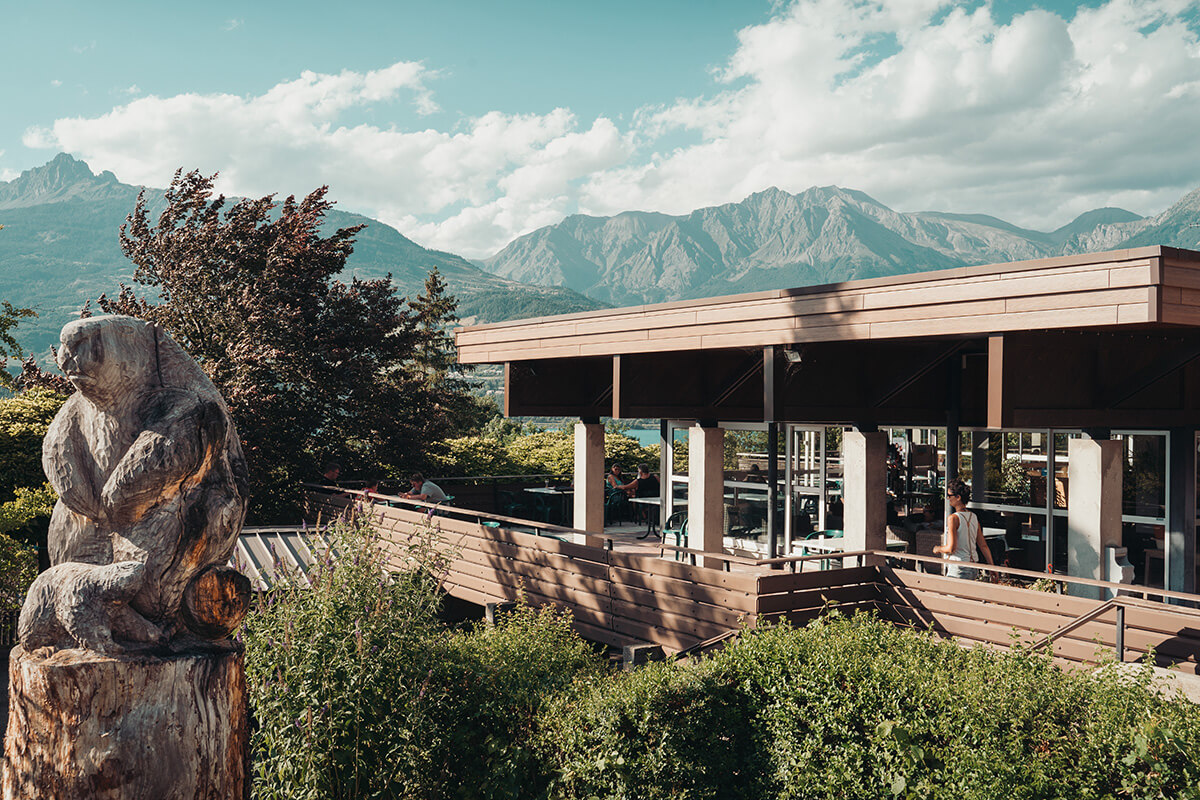 Terrasse du bar du village vacances CCAS de Savines-le-Lac (Hautes-Alpes).