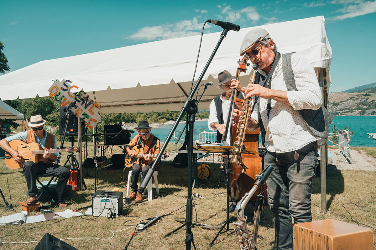 Groupe de musique : Saxacordes. Festival Partir en livre au village vacances CCAS de Savines-le-Lac (Hautes-Alpes), le 3 août 2023.