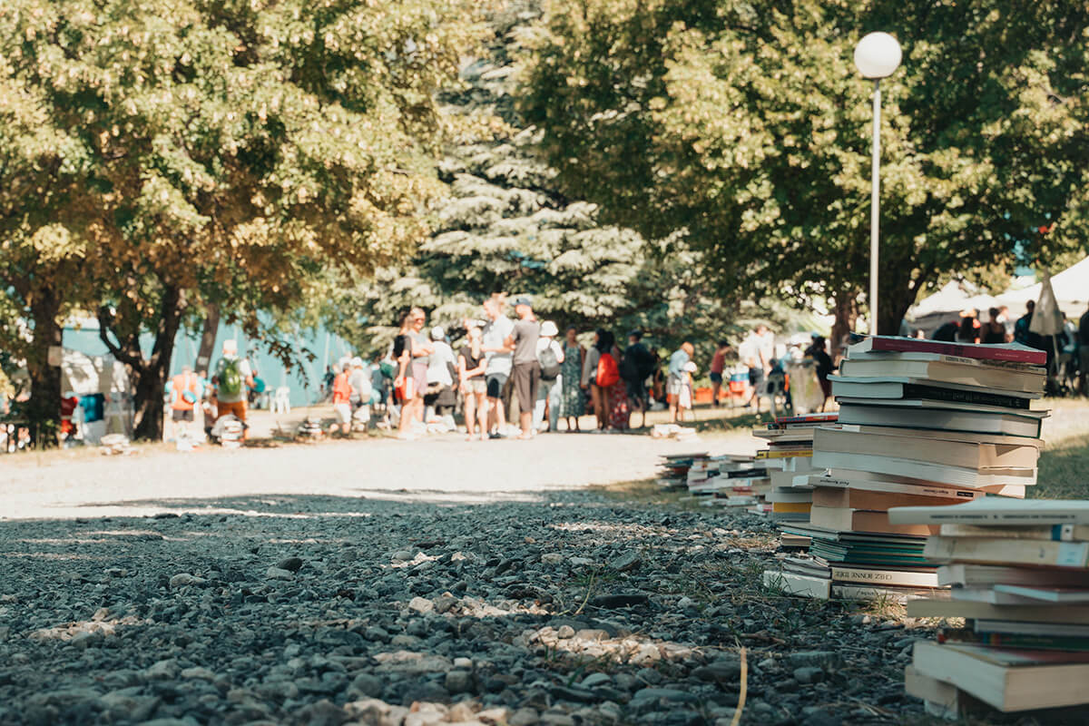 Les livres pavent le chemin vers la créativité. Festival Partir en livre au village vacances CCAS de Savines-le-Lac (Hautes-Alpes), le 3 août 2023.