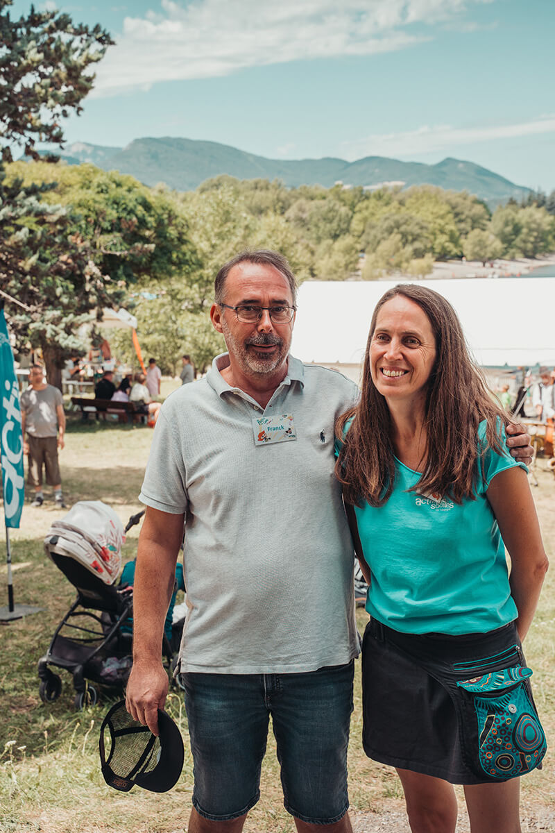 Frank Barailler, président de la CMCAS Gap, et Sandrine Pareilleux, responsable principale de Savines Festival Partir en livre au village vacances CCAS de Savines-le-Lac (Hautes-Alpes), le 3 août 2023.