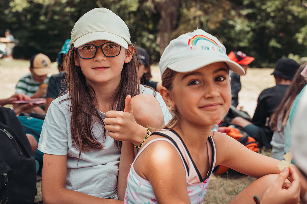 Gabriella (CMCAS Dauphiné) et Alice (CMCAS Marseille), deux copines de 9 et 7 ans en colo à Savines. Festival Partir en livre au village vacances CCAS de Savines-le-Lac (Hautes-Alpes), le 3 août 2023.