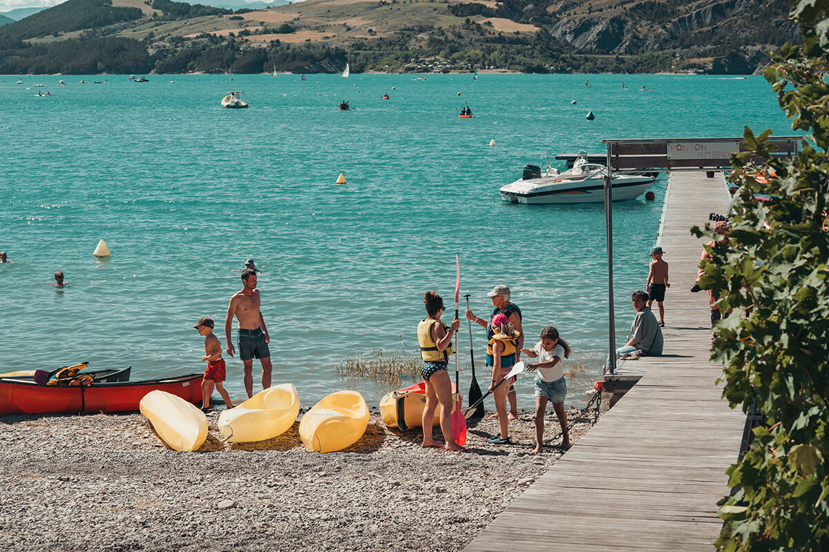 Base nautique de Savines-le-Lac. Festival Partir en livre au village vacances CCAS de Savines-le-Lac (Hautes-Alpes), le 3 août 2023.