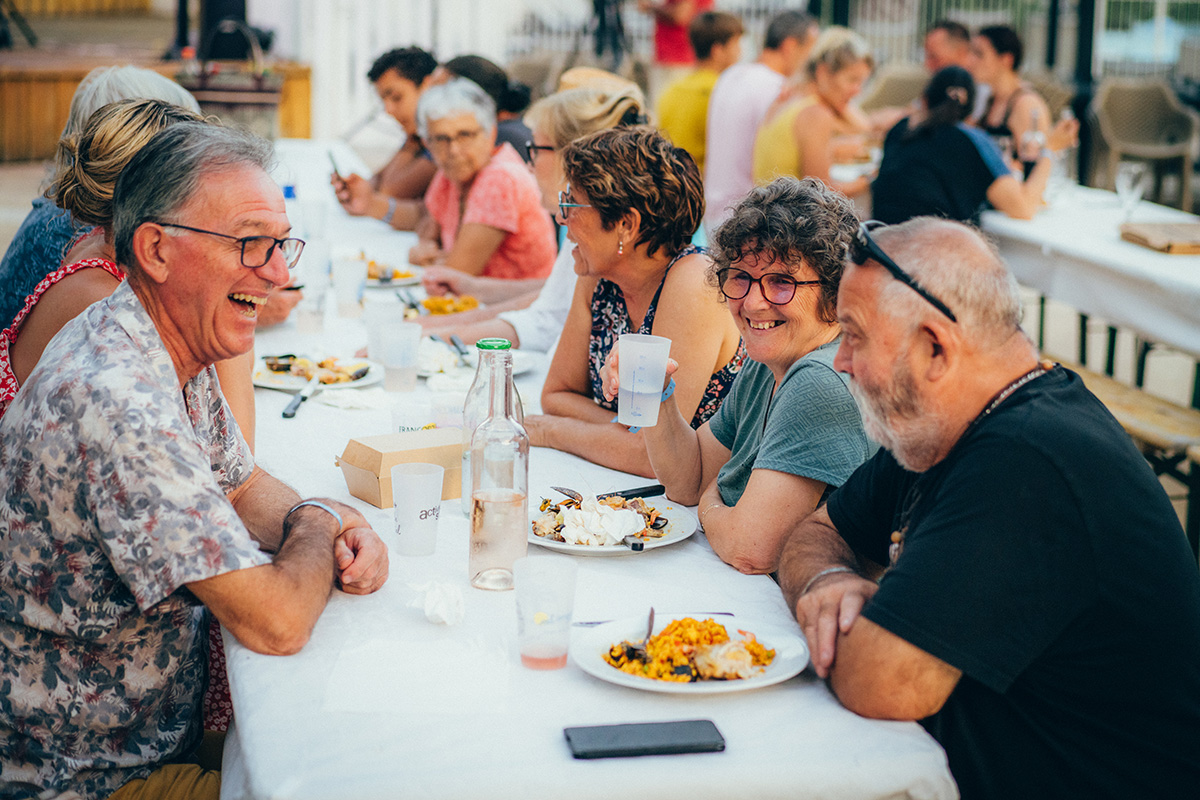 Repas festif lors du festival Solihand au village vacances des Mathes, juin 2023.