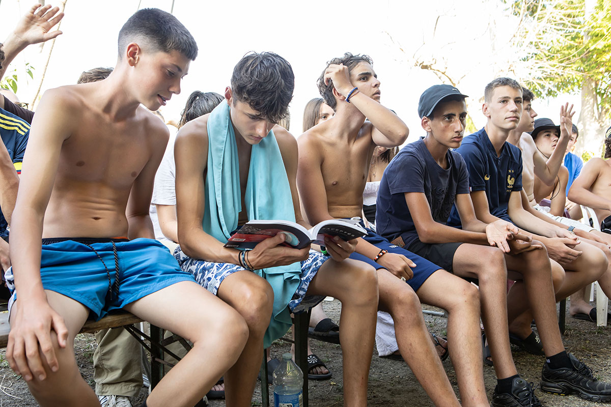 Échange sur la contraception masculine avec les jeunes de la colo 15-17 ans de Borgo en présence des auteurs de la BD "Les Contraceptés", juillet 2023.