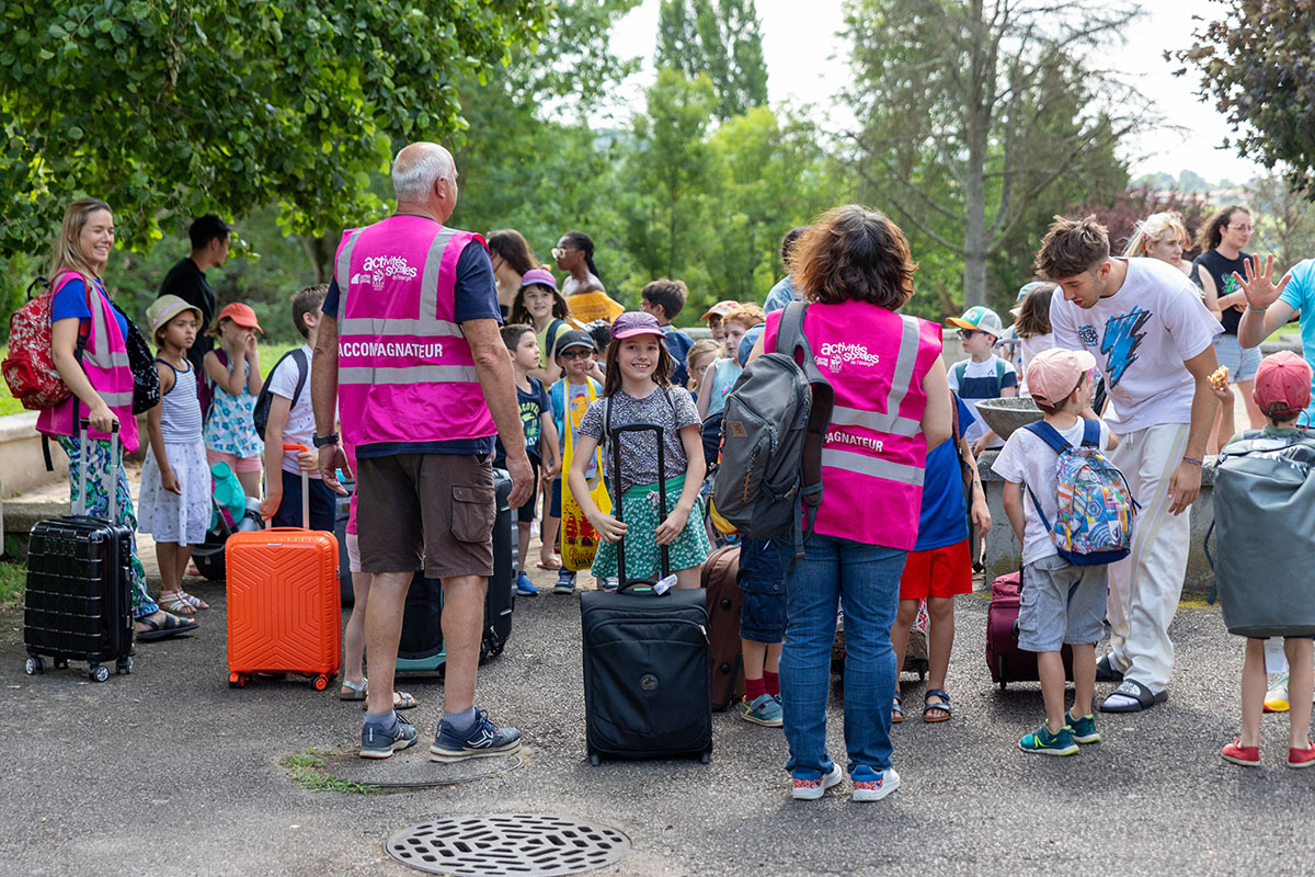 Convoyage des enfants au départ de la colo 6-8 ans de La Durie, juillet 2023.