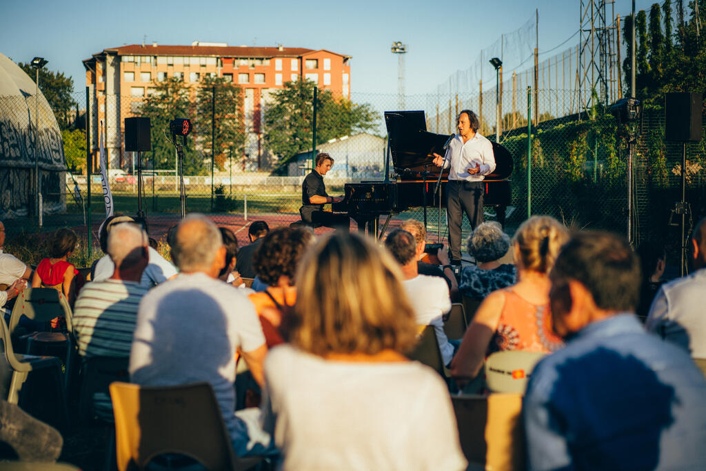 Omar Hasan, ancien pilier devenu chanteur. Soir de match au parc des sports du Bazacle à Toulouse, pour la soirée conviviale organisée par la CMCAS. ©Sébastien Le Clézio/CCAS