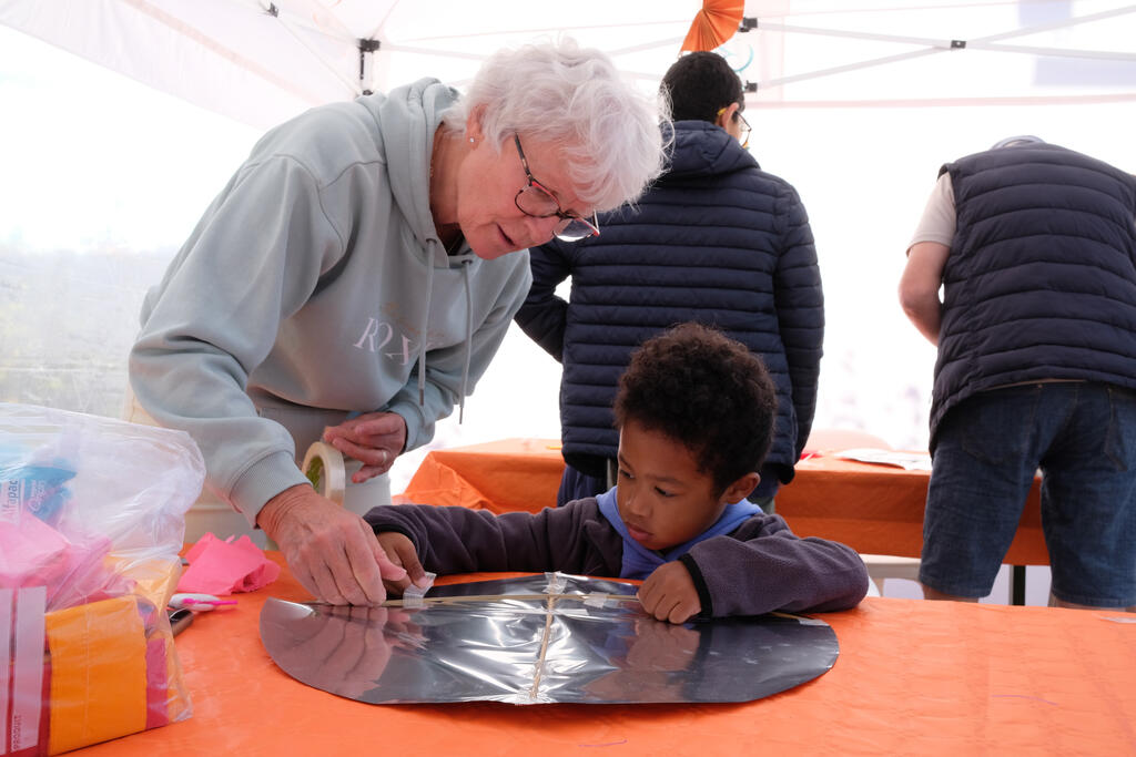Atelier cerf-volant. Weekhand : week-end dédié aux familles d'Île-de-France confrontées au handicap organisé par les CMCAS, septembre 2023