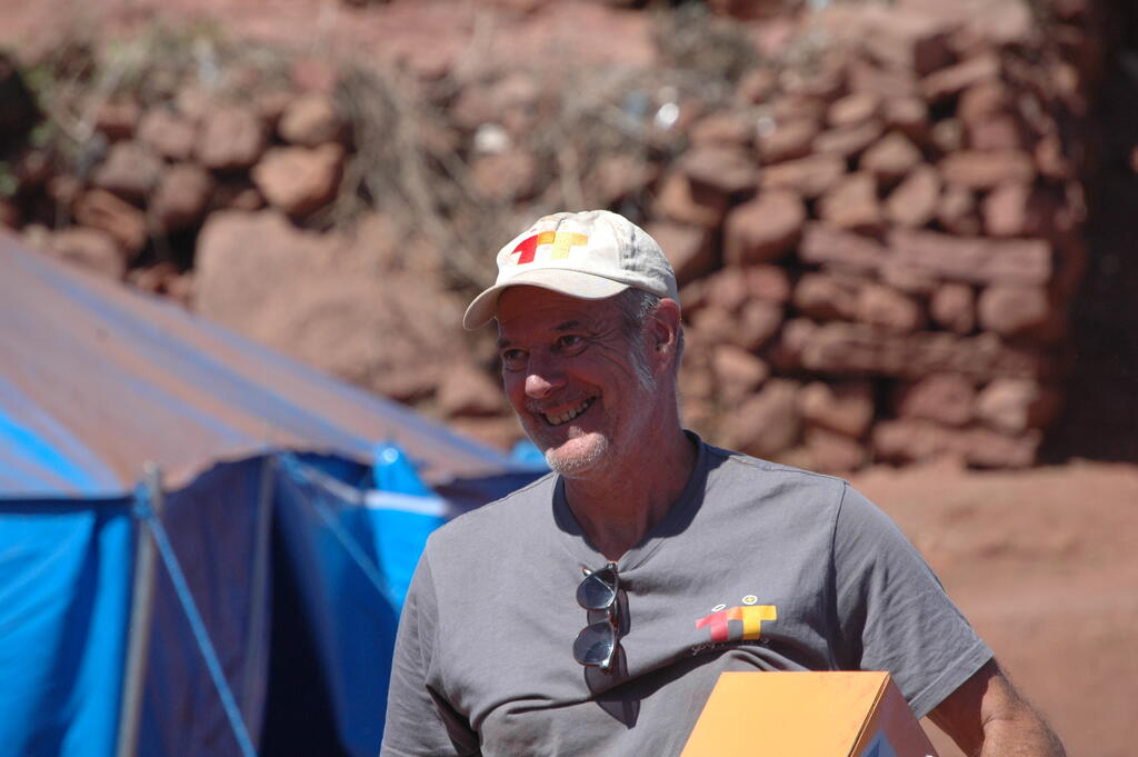 Eric Dupas, bénévole à ESF. Installation de kits solaires dans le village de Tizi N’Oucheg (Maroc), par les villageois et les bénévoles d'Électriciens sans frontières, septembre 2023.
