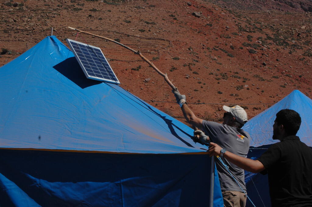 Installation de kits solaires dans le village de Tizi N’Oucheg (Maroc), par les villageois et les bénévoles d'Électriciens sans frontières, septembre 2023.