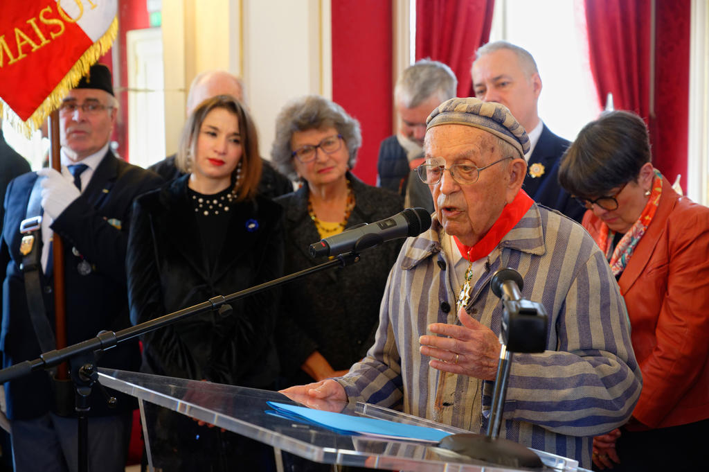 Le 9 mars 2020, Jean Villeret était décoré de la Légion d’honneur à la mairie de Maison-Alfort (Val-de-Marne). 