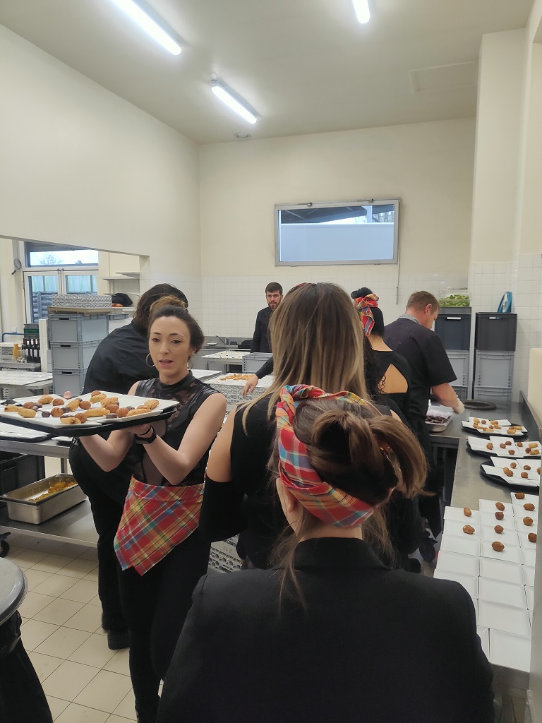 Repas des pensionnés 2023, CMCAS Yvelines. Service par les bénévoles de la CMCAS.