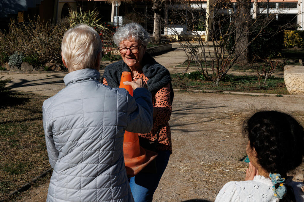 Au Cap d'Agde, des retraités en Séjour Bleu CCAS partagent des moments avec des enfants en colonie, durant l'hiver.