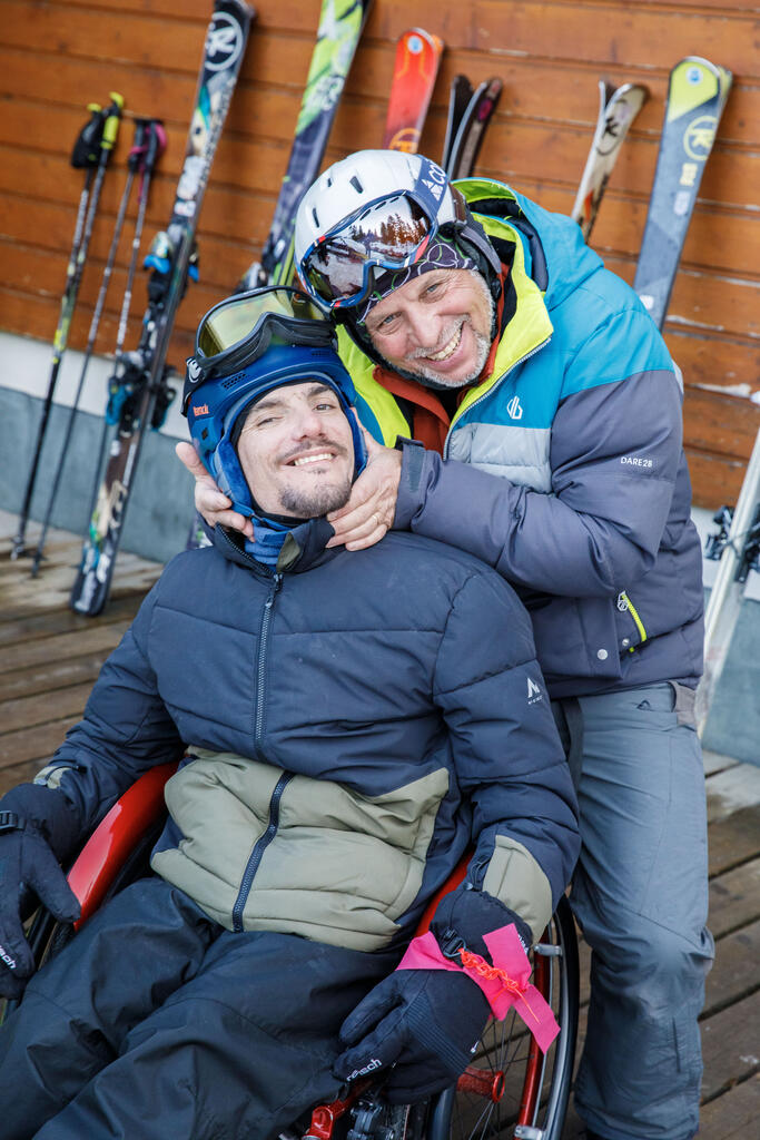 Clément Bitschene, bénéficiaire en séjour Pluriel, et Jean-Paul Martin, bénévole pilote de handiski. Handiski avec les bénévoles pour les bénéficiaires en séjour Pluriel aux village vacances CCAS les Saisies (Savoie).