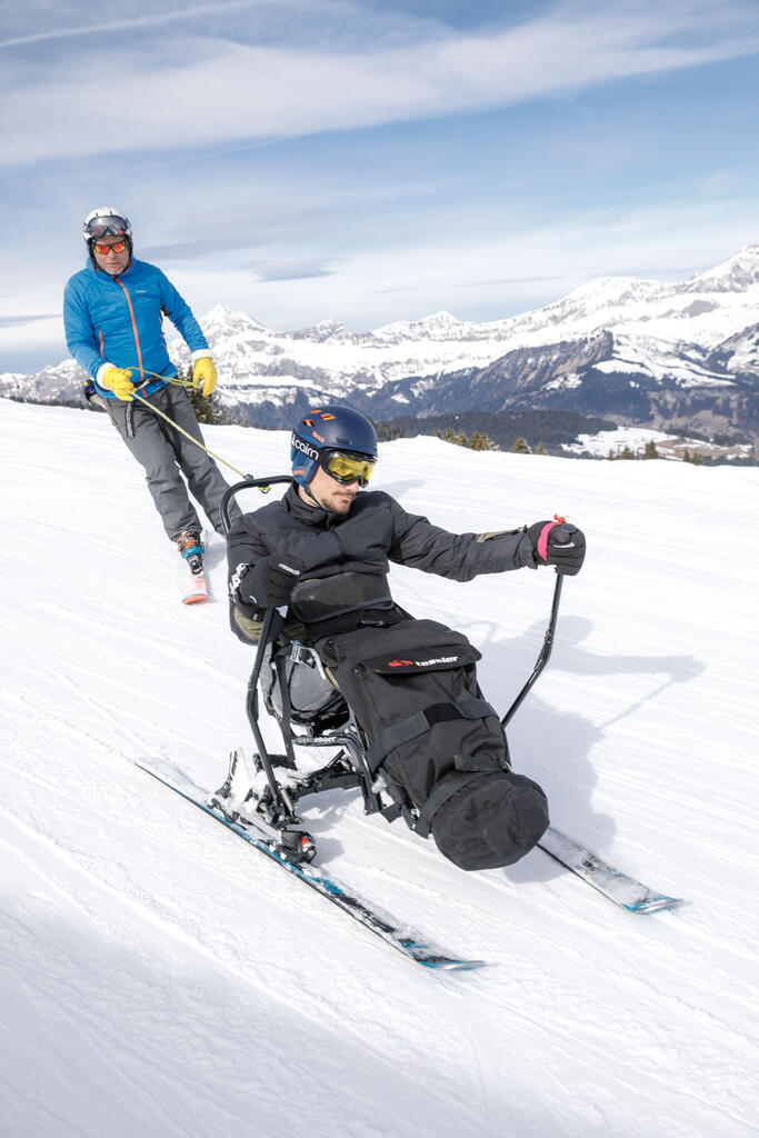 Clément Bitschene, bénéficiaire en séjour Pluriel, et Jean-Paul Martin, bénévole pilote de handiski. Handiski avec les bénévoles pour les bénéficiaires en séjour Pluriel aux village vacances CCAS les Saisies (Savoie).
