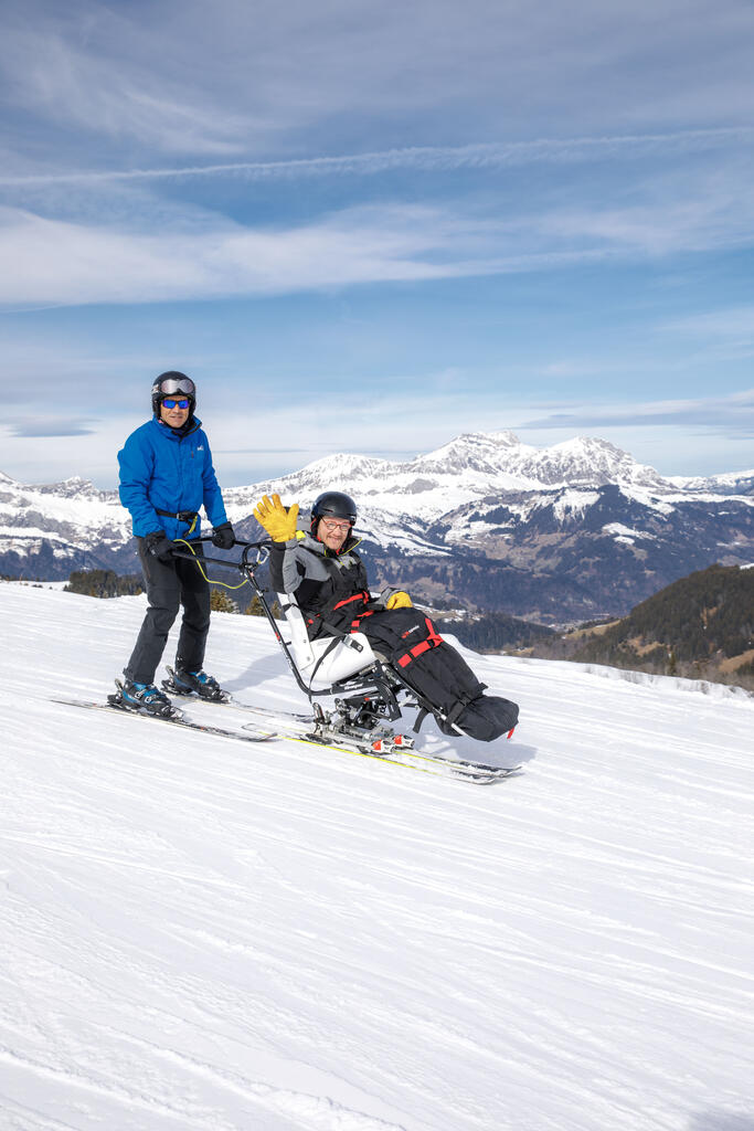 Descente accompagnée pour Jonathan Clément, bénéficiaire en séjour Pluriel. Handiski avec les bénévoles pour les bénéficiaires en séjour Pluriel aux village vacances CCAS les Saisies (Savoie).