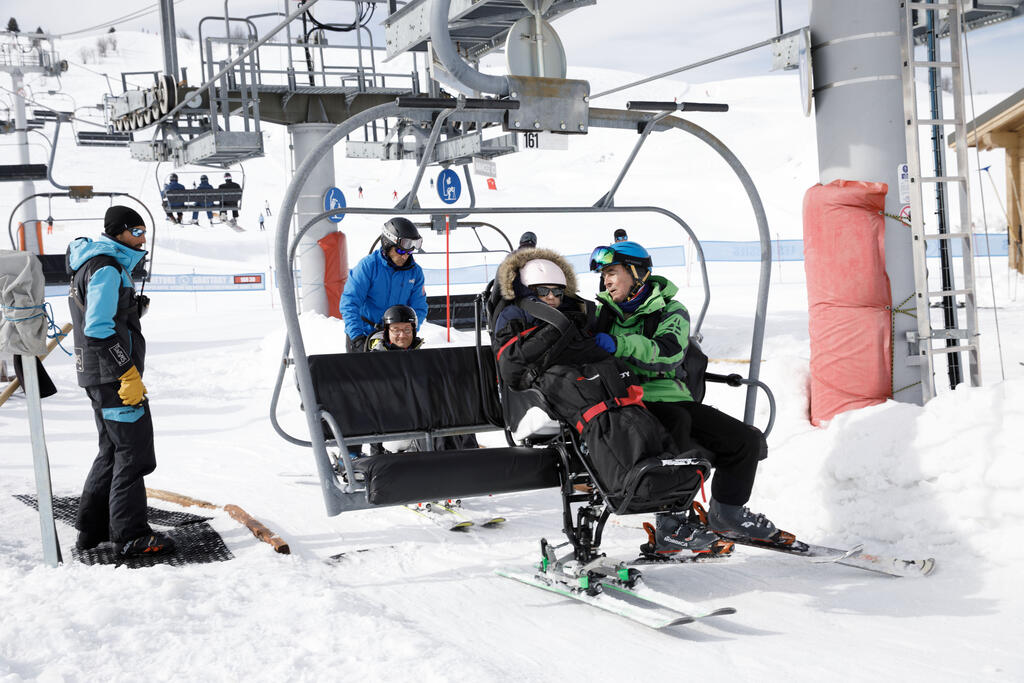 Télésiège. Handiski avec les bénévoles pour les bénéficiaires en séjour Pluriel aux village vacances CCAS les Saisies (Savoie).