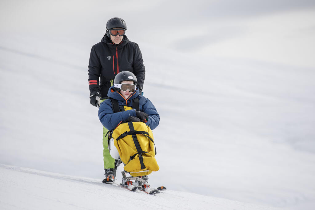 Eric Fournier, agent bénévole pilote de handiski. Handiski avec les bénévoles pour les bénéficiaires en séjour Pluriel aux village vacances CCAS les Saisies (Savoie).