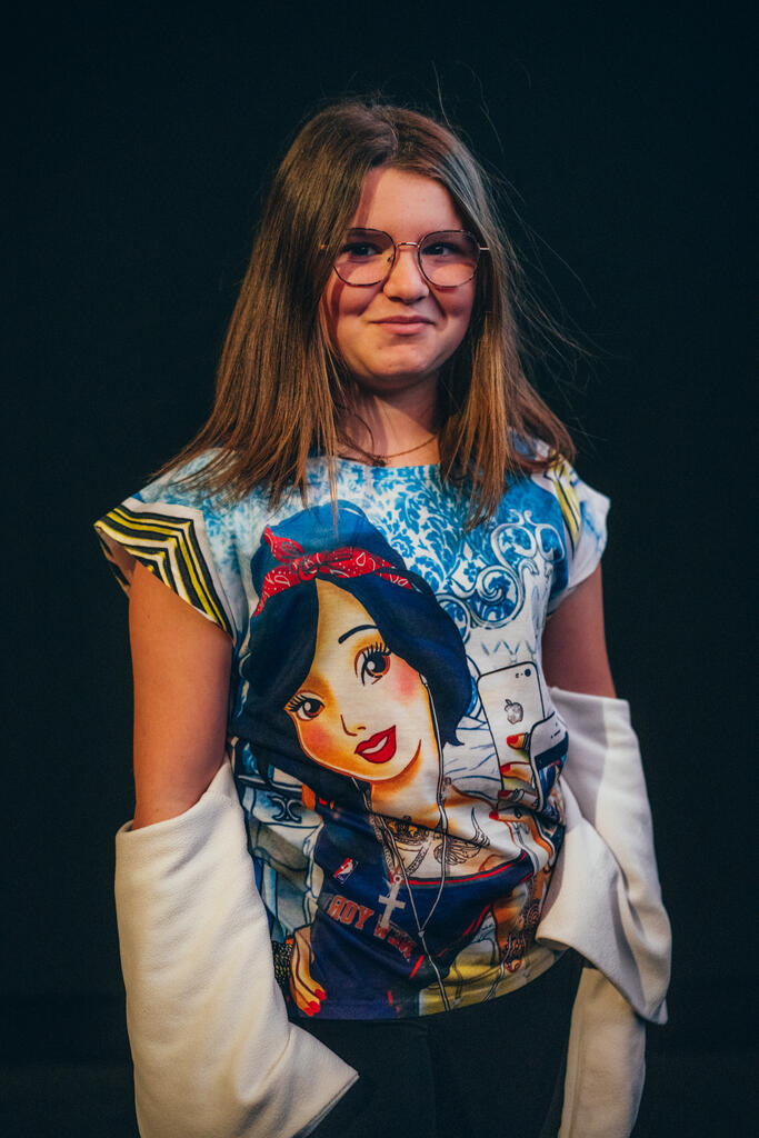 Nina, du haut de ses 11 ans, a réalisé et présenté la vidéo qu'elle a conçue en colo à Ramondens (Tarn), en ouverture d’une projection de courts métrages du Festival Cinélatino, à Toulouse.