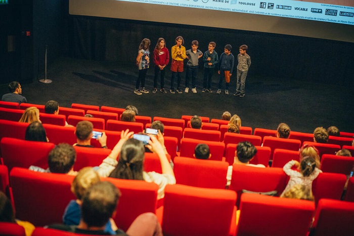 Le 16 mars 2024, les enfants de la colo régionale Ciné et Multimédia de Ramondens (Tarn) et leur famille ont investi le festival Cinélatino pour présenter le film réalisé durant leur colo.