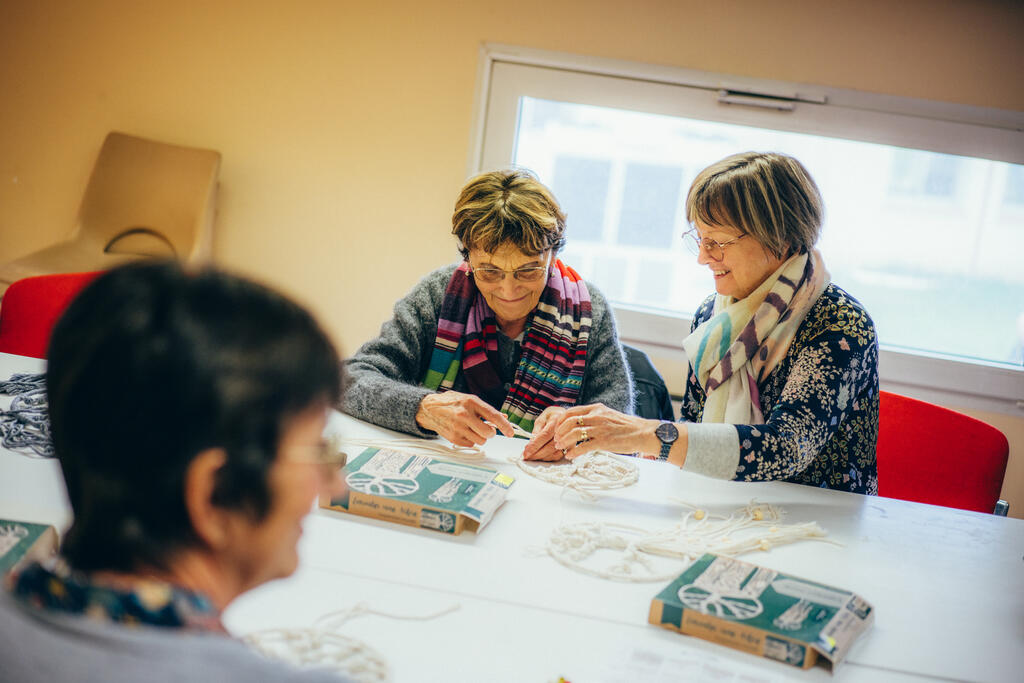 Loisirs créatifs à la CMCAS Agen. Après-midi convivial avec les inactifs, février 2024.