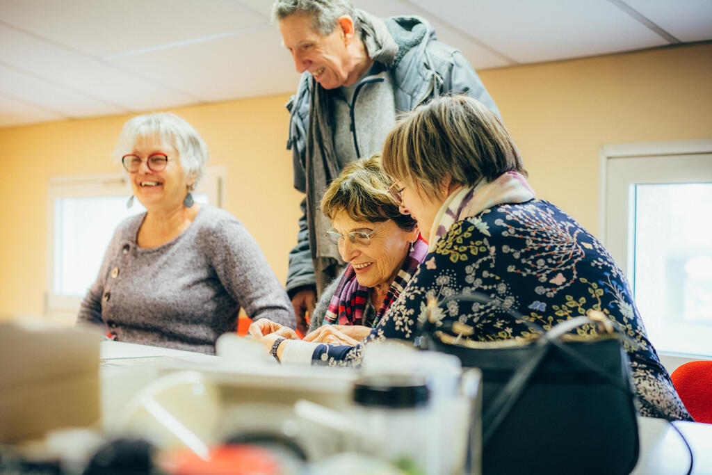 Loisirs créatifs à la CMCAS Agen. Après-midi convivial avec les inactifs, février 2024.