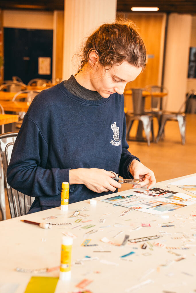 Éléonore Guebin, en vacances à Aussois, s’exerce à la création d’un poème à partir de collages, lors de l'atelier proposé par Sophie Foray.