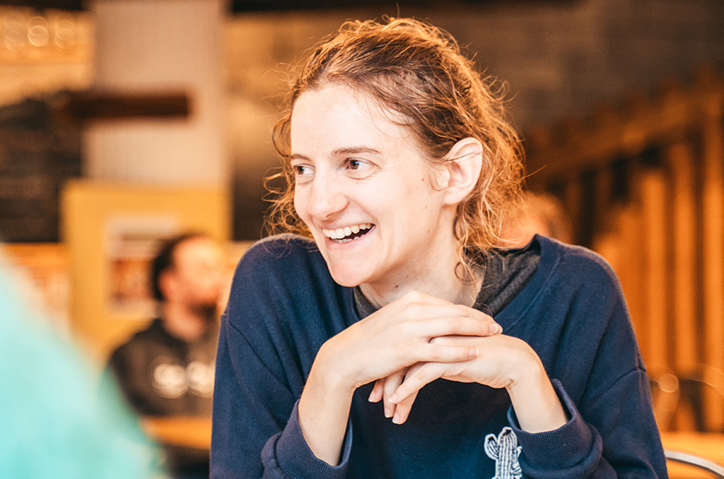 Éléonore Guebin, en vacances à Aussois, s’exerce à la création d’un poème à partir de collages, lors de l'atelier proposé par Sophie Foray.