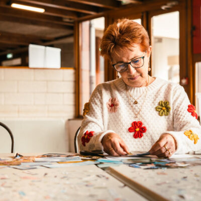 Kathy Fronty, responsable adjointe du centre d'Aussois, s'est laissée séduire par l'atelier créatif de Sophie Foray. ©Étienne Mehr/CCAS