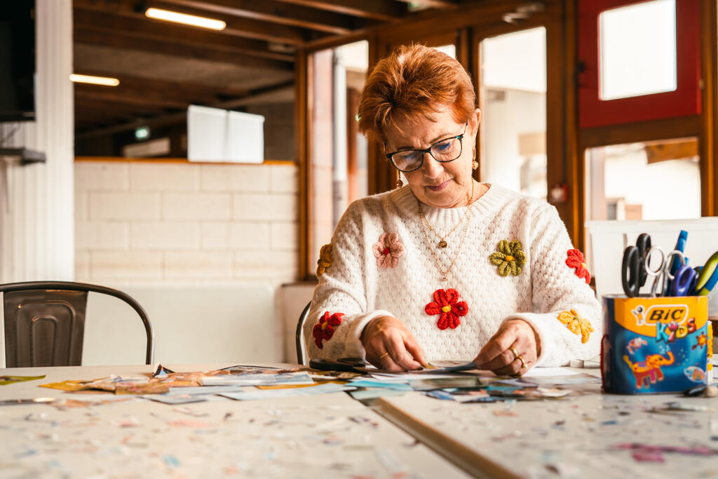 Kathy Fronty, responsable adjointe du centre d'Aussois, s'est laissée séduire par l'atelier créatif de Sophie Foray. ©Étienne Mehr/CCAS