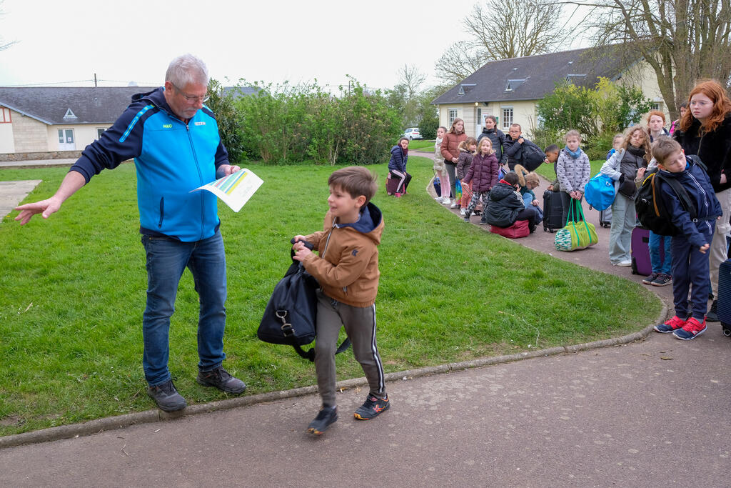 Arrivée à la mini-colo de Saint-Laurent-sur-Mer pour 67 enfants de la CMCAS Caen.