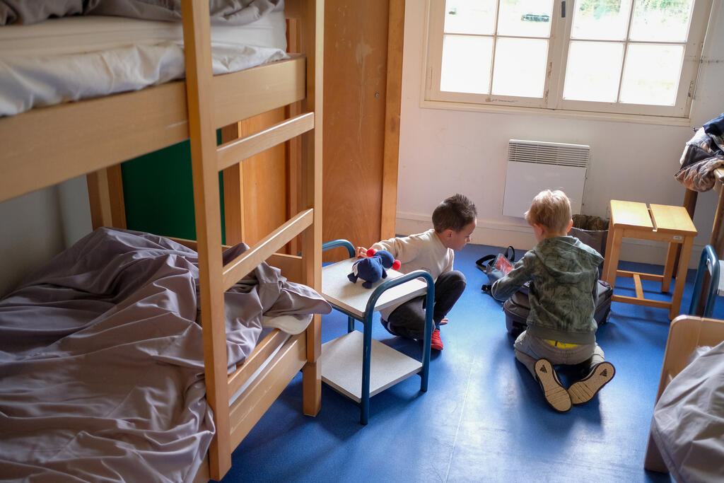 Les petits découvrent et s'approprient leur chambre avec les copains.