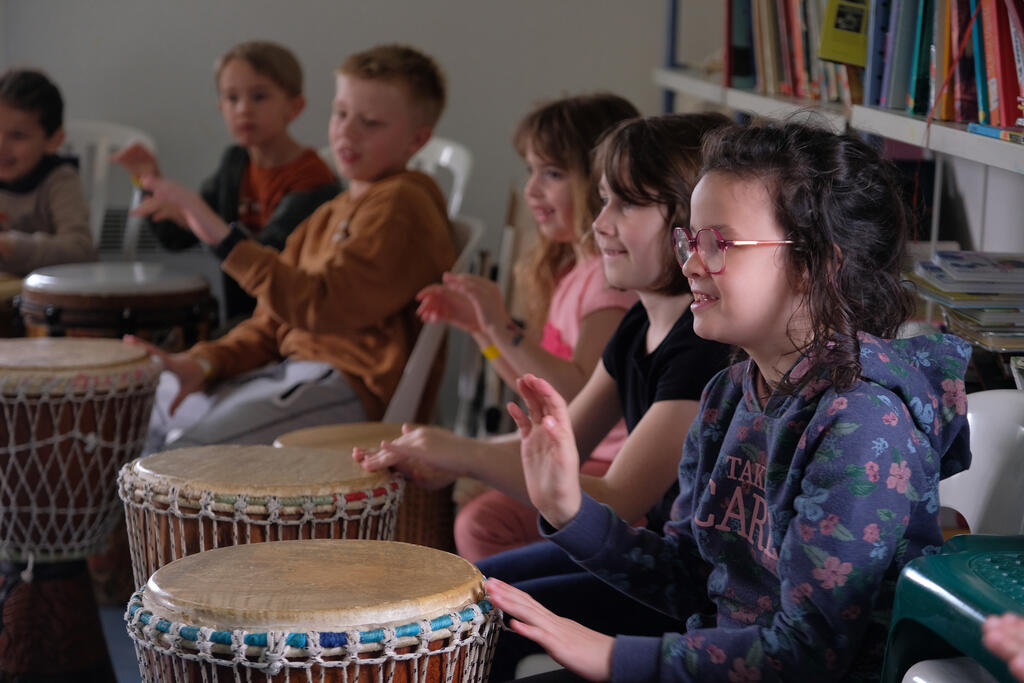 Atelier percussion avec l'intervenant Baff lors de la mini-colo organisée par la CMCAS Caen début avril 2024.