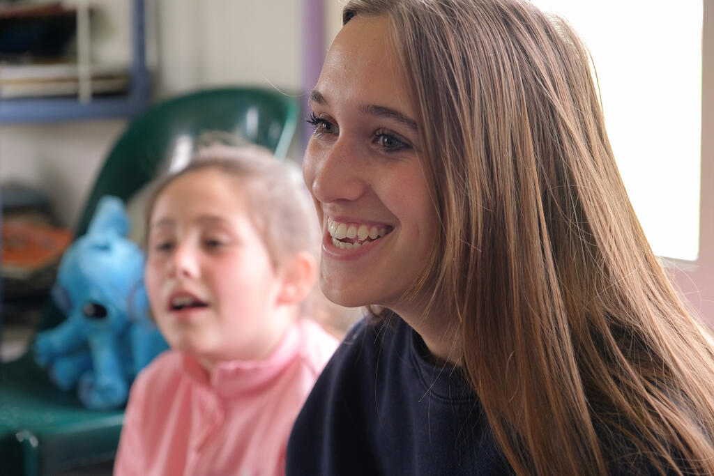 Manon Delaunay, 19 ans, étudiante à Caen et bénévole lors du week-end comme en colo organisé par la CMCAS Caen les 6 et 7 avril 2024.