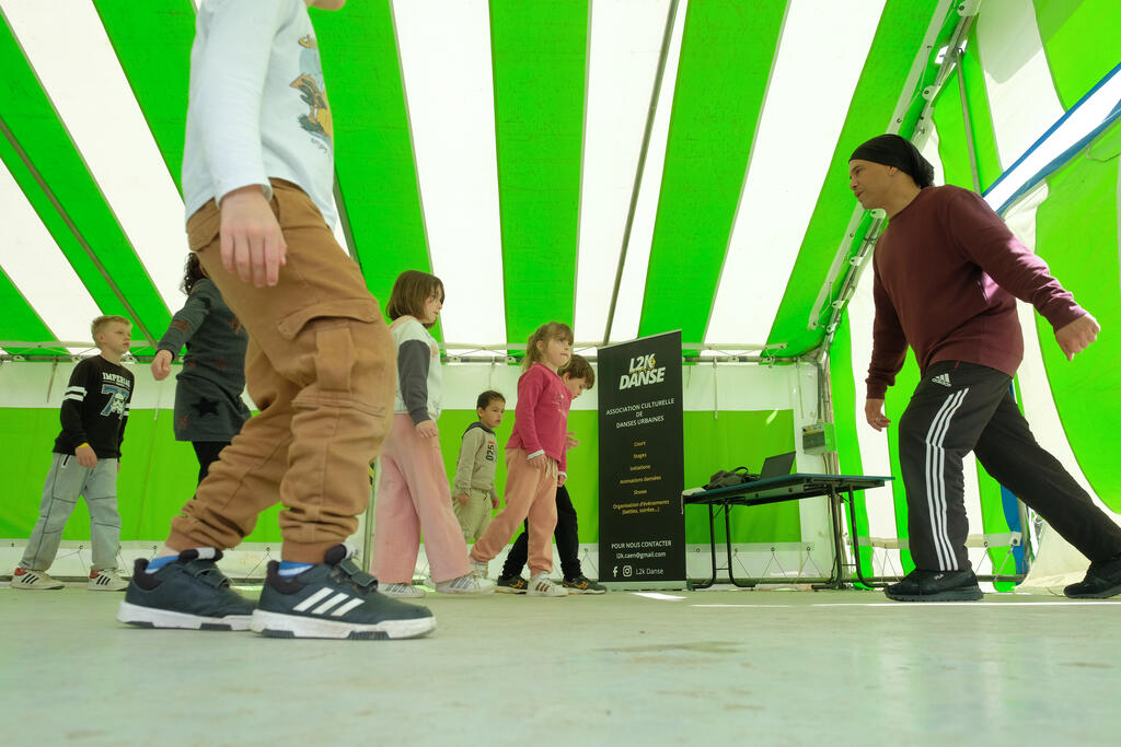 Cours de breakdance avec l'association L2K Danse lors de la mini-colo organisée par la CMCAS Caen début avril 2024.