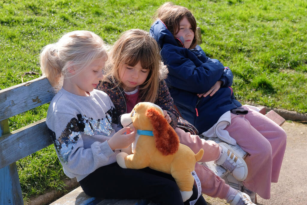Balade sur Omaha Beach non loin du centre de Saint-Laurent-sur-Mer (Calvados) lors de la mini-colo organisée début avril 2024 par la CMCAS Caen. ©Charles Crié/CCAS