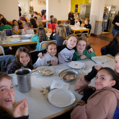 Le moment des repas est l'occasion de tisser des liens pour les enfants lors de la mini-colo organisée par la CMCAS Caen début avril 2024.