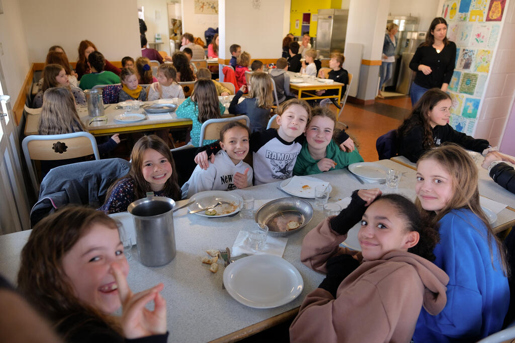 Le moment des repas est l'occasion de tisser des liens pour les enfants lors de la mini-colo organisée par la CMCAS Caen début avril 2024.